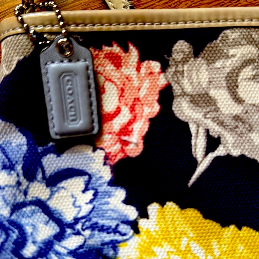 Coach wristlet - Picture 4 of 5